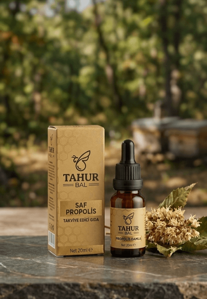Damlalıklı şişede koyu renkli saf propolis özütü